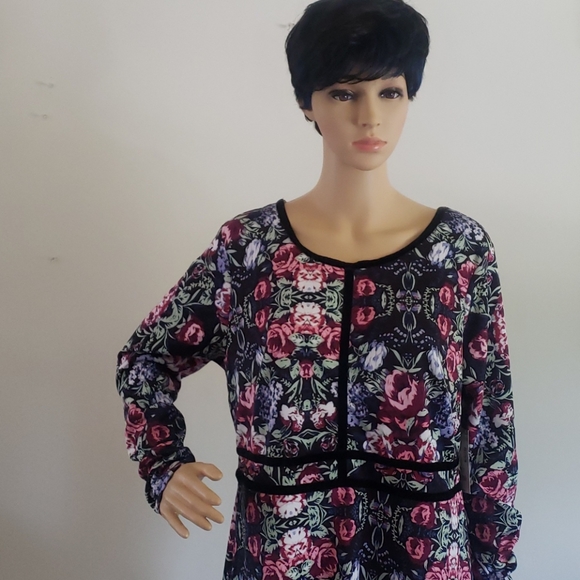 WOMEN'S LONG SLEEVE FLORAL DRESS. - Picture 3 of 6